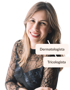 tricologista elaine macedo sorrindo de bracos cruzados